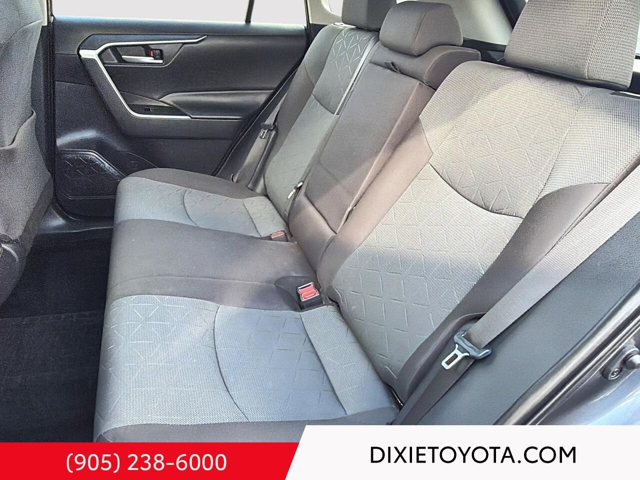 2025 Toyota RAV4 XLE AWD / HEATED SEATS / MOONROOF / ALLOY WHEELS / CARPLAY AND ANDROID AUTO Grey Mississauga - photo #19