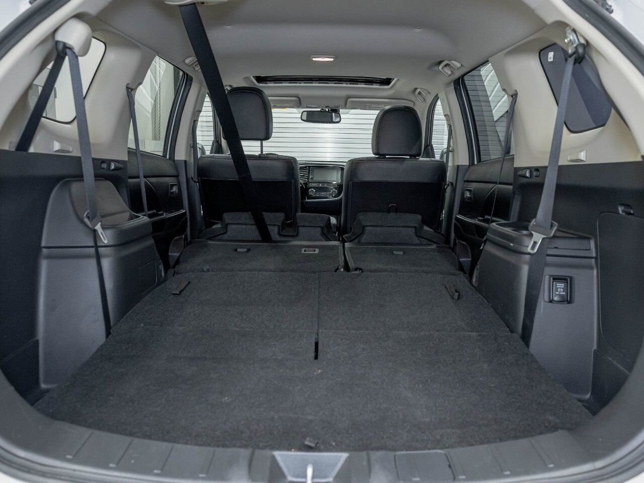 Mitsubishi Outlander ES AWD *TOIT* CUIR 7 PLACES SIÈGES CHAUFF CAM 360 2018 Blanc Saint-Jérôme - photo #31