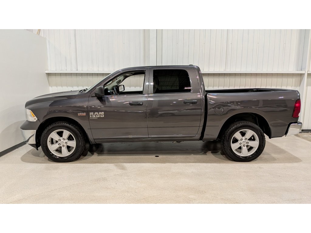 2023 Ram 1500 Classic SLT 4x4 Crew Cab 5'7" Box Grey Val-David - photo #3
