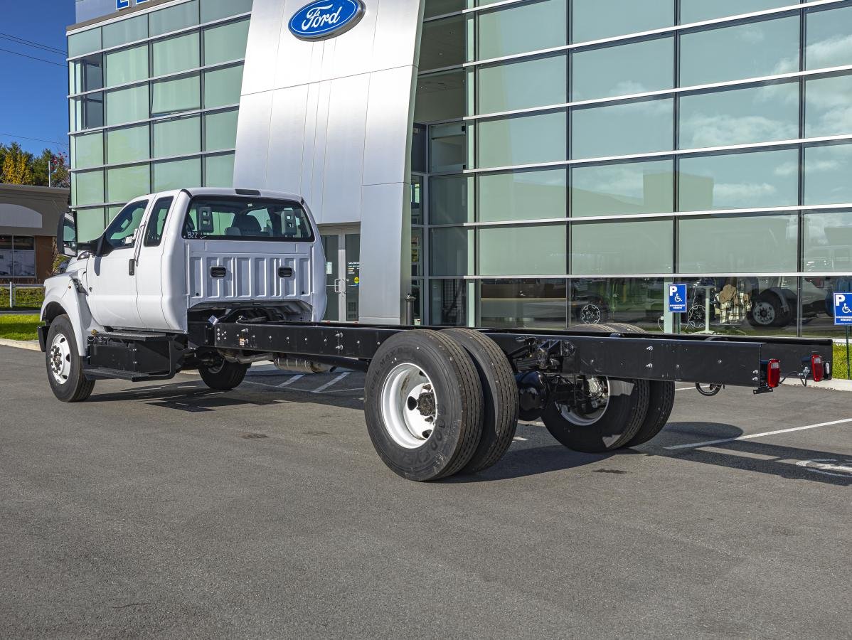 2026 Ford Super Duty F-650 Straight Frame Gas Oxford White Saint-Jérôme - photo #3