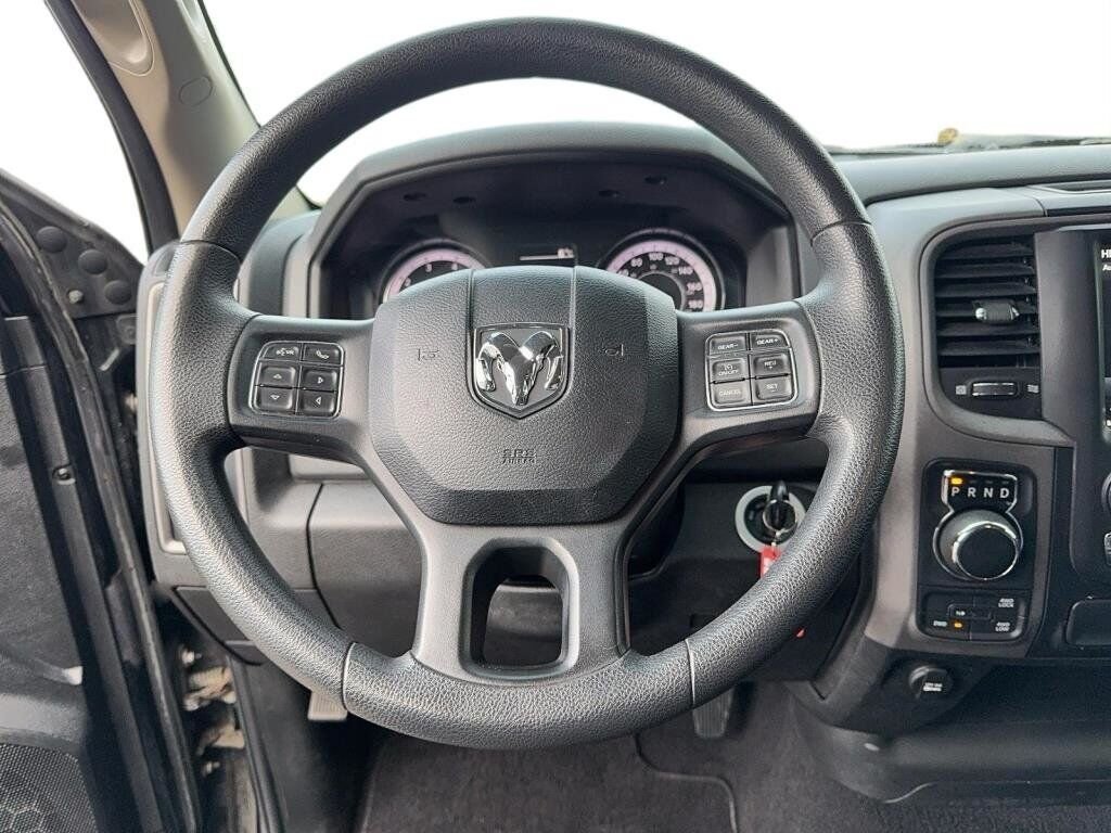 2020 Ram 1500 Classic Express Black Baie-Comeau - photo #10