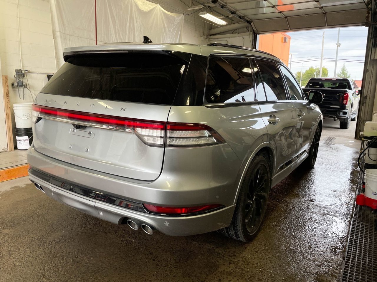 Lincoln Aviator RESERVE AWD *TOIT* NAV CUIR SIÈGES VENTIL CAM 360 2023 Gris Saint-Jérôme - photo #15
