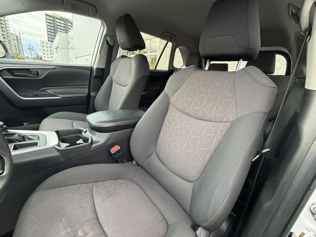 Toyota RAV4 LE 2019 Blanc Laval - photo #9