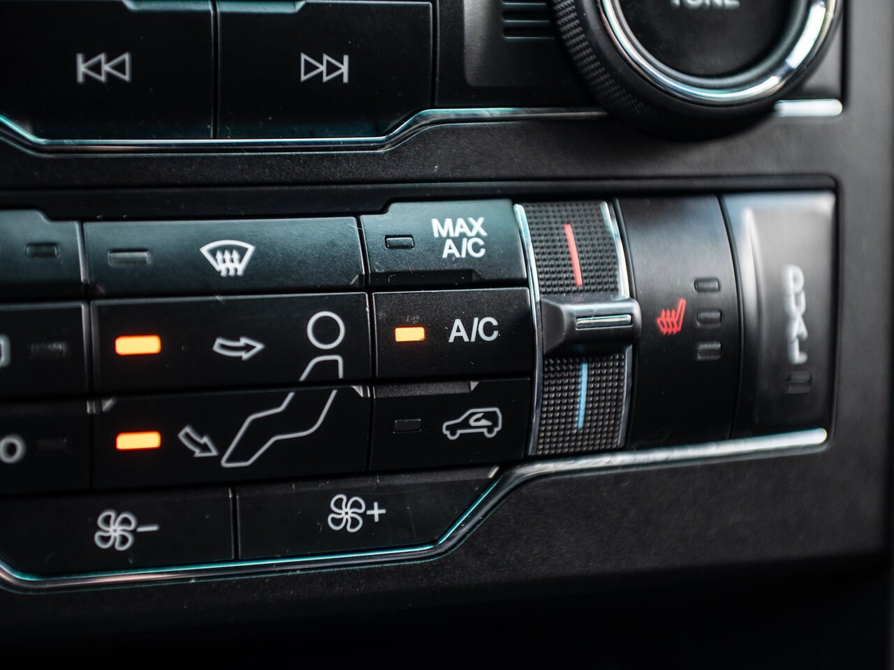 2019 Ford Explorer White Sainte-Julienne - photo #19