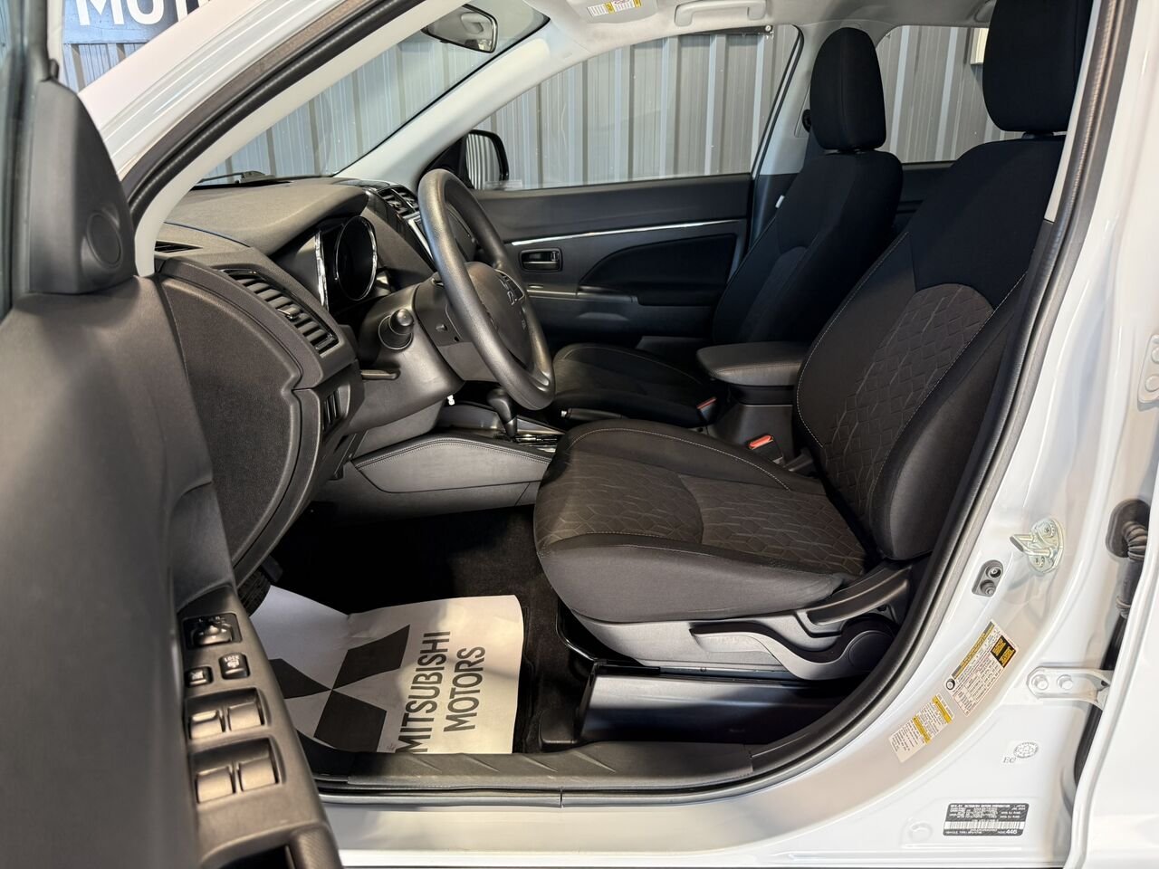 2024 Mitsubishi RVR White Rouyn-Noranda - photo #5