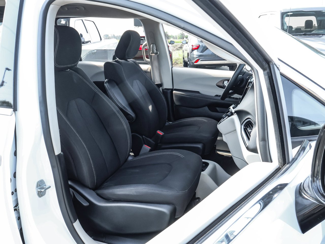 2024 Chrysler Grand Caravan SXT 2WD White Sherwood Park - photo #14