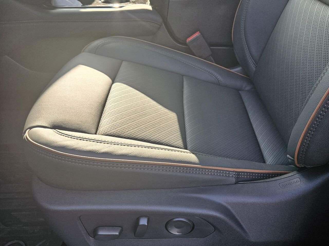 2026 GMC Yukon AT4 4 portes 4RM Sterling Metallic Thetford Mines - photo #14
