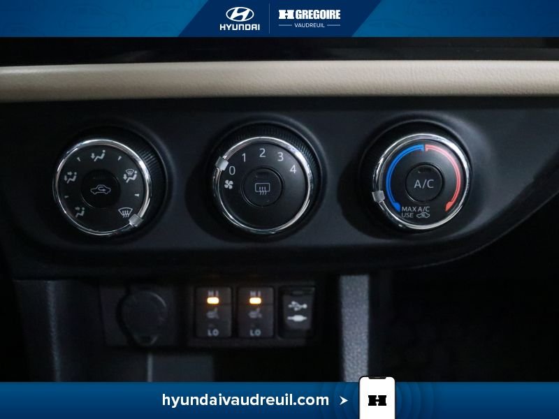 Toyota Corolla 2015 Beige Laval - photo #26