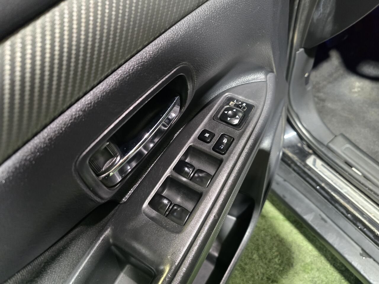 2014 Mitsubishi Outlander Black  - photo #13