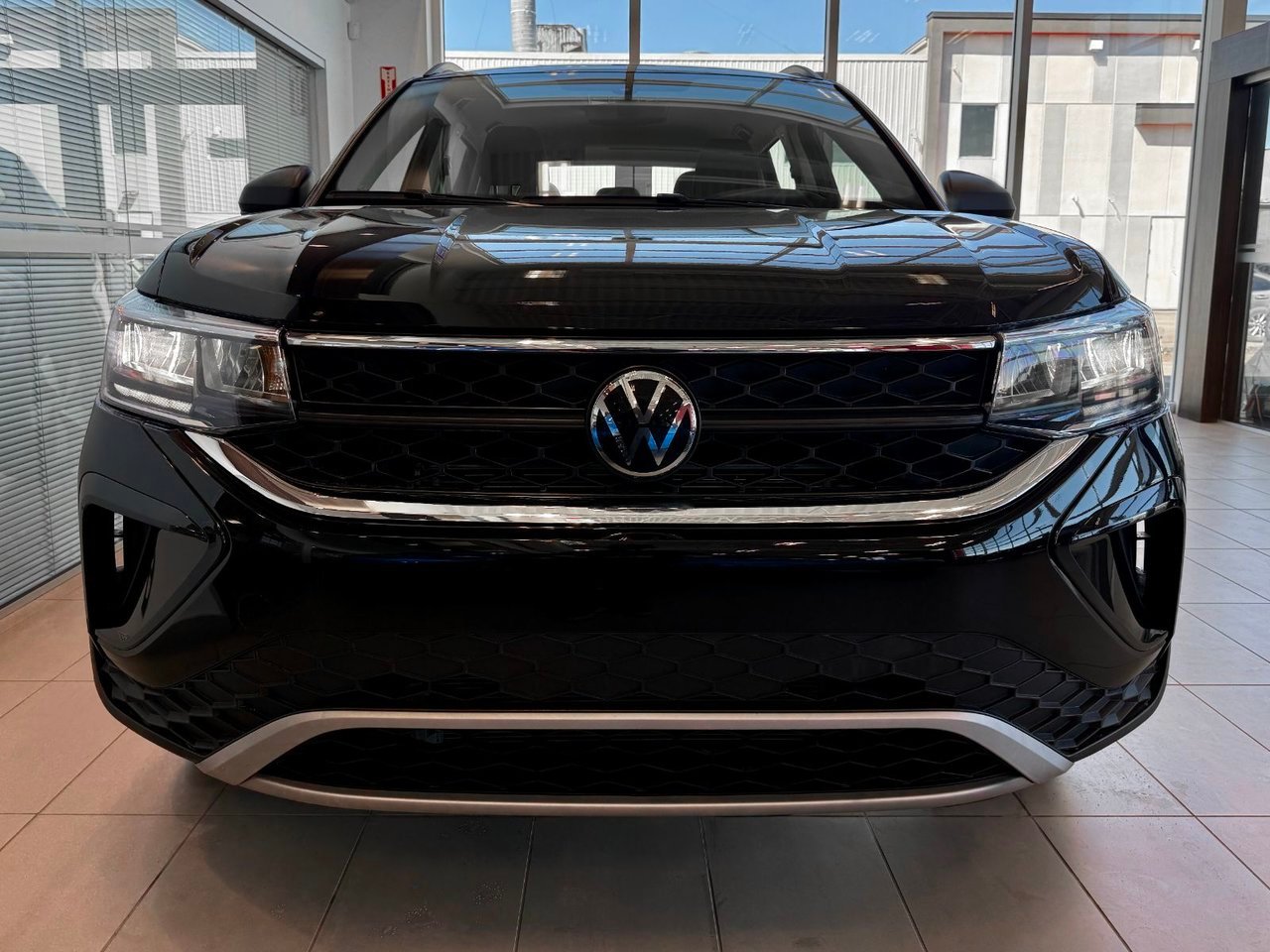2024 Volkswagen Taos Black Notre-Dame-des-Prairies - photo #5