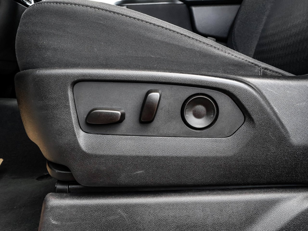 2025 Chevrolet Silverado 1500 4WD Crew Cab 147 LT White Sherwood Park - photo #20