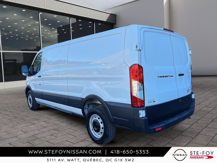 Ford Transit fourgon utilitaire T-250 PA toit bas 130 po PNBV de 9 070 lb 2026 Blanc