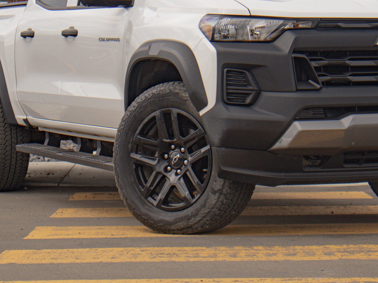 2023 Chevrolet Colorado 4WD Crew Cab Trail Boss White Sherwood Park - photo #5