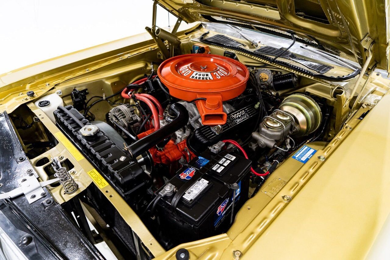 1971 Dodge Challenger *PRIX EN USD* Convertible Fully restored to desirable specifications Gold Montreal - photo #65