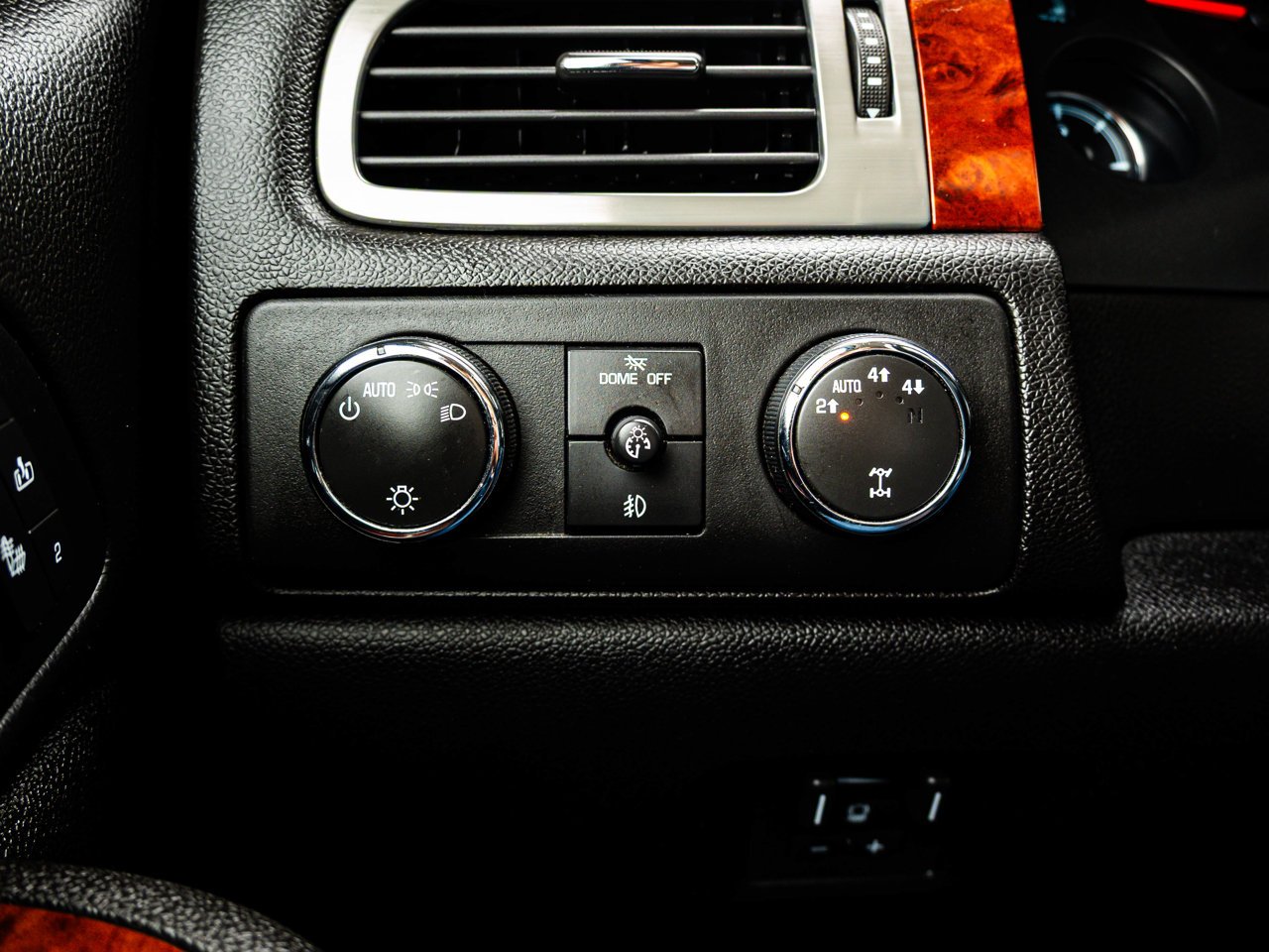 2009 Chevrolet Silverado 1500 4WD Crew Cab 143.5 LTZ White Sherwood Park - photo #18