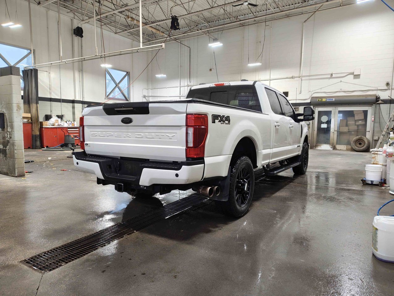 2022 Ford Super Duty F-350 LARIAT 4WD Crew Cab 6.75' Box White Sherwood Park - photo #5