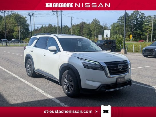 2024 Nissan Pathfinder SV Moonroof APPLE CARPLAY MAGS AWD White
