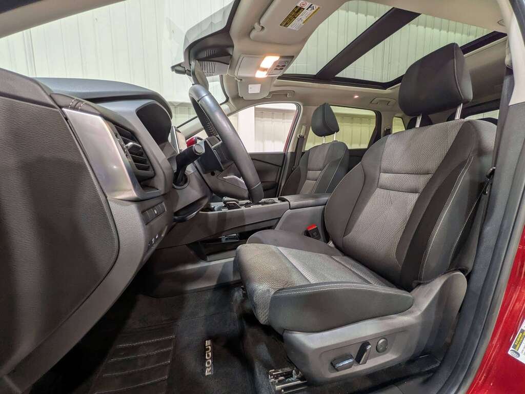 2024 Nissan Rogue AWD SV Moonroof Red Val-David - photo #1