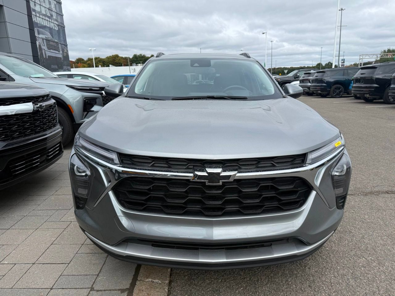 Chevrolet Trax LT *TOIT* SIEGES CHAUFF *REG ADAPT* CARPLAY *PROMO 2024 Gris Saint-Jérôme - photo #2