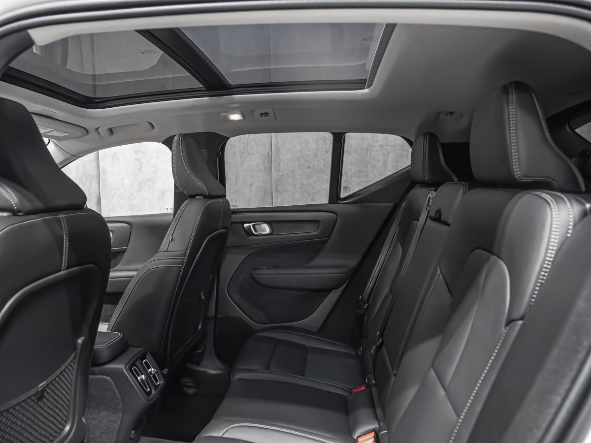 Volvo XC40 B5 PLUS DARK CLIMAT CYCLISTE 2026 Blanc Montréal - photo #11