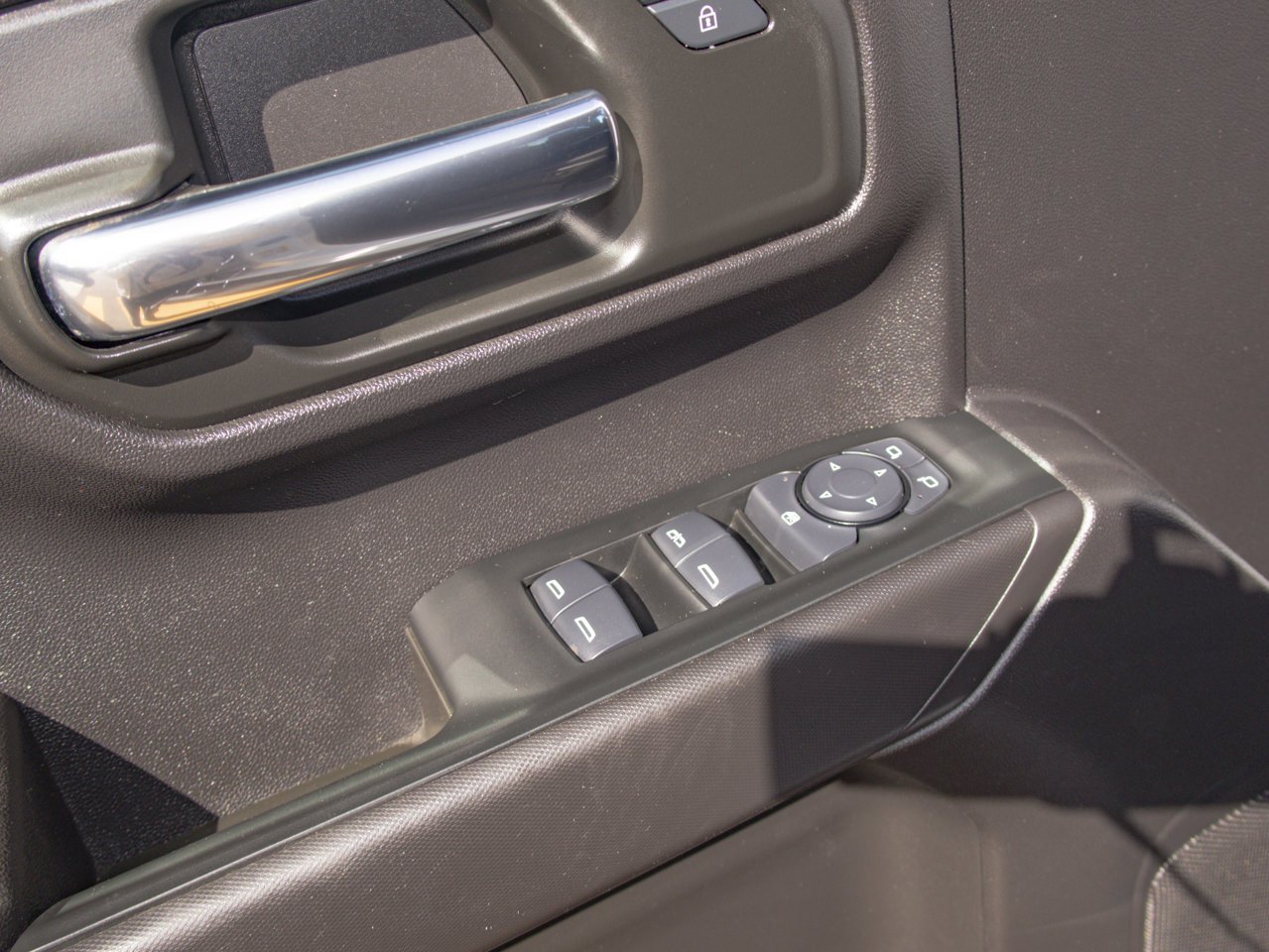 2024 Chevrolet Silverado 1500 4WD Crew Cab 147 Custom Trail Boss White Sherwood Park - photo #19