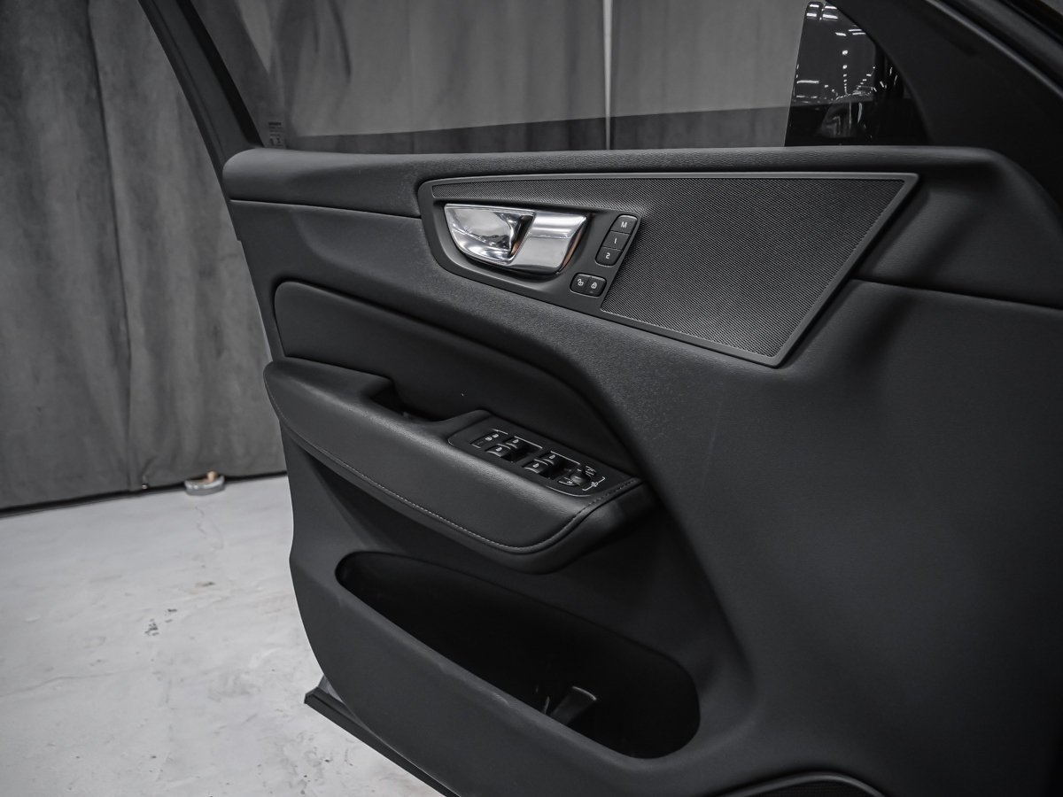 Volvo XC60 B6 PLUS DARK CLIMAT JANTES 20 PO 2023 Gris Montréal - photo #8