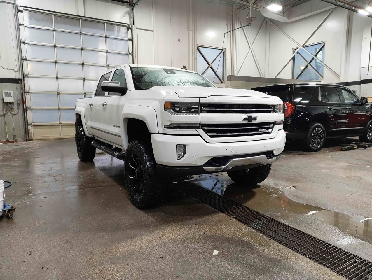 2017 Chevrolet Silverado 1500 4WD Crew Cab 143.5 LTZ w/2LZ White Sherwood Park - photo #2