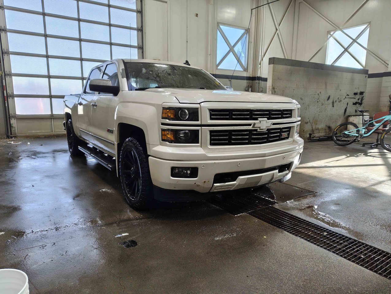 2015 Chevrolet Silverado 1500 4WD Crew Cab 143.5 LTZ w/2LZ White Sherwood Park - photo #2