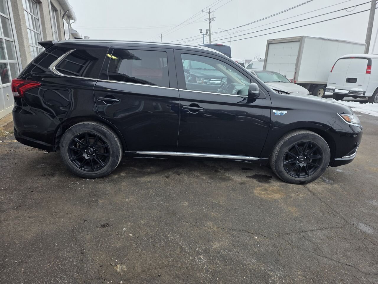 2021 Mitsubishi Outlander Plug-In Hybrid Black  - photo #6