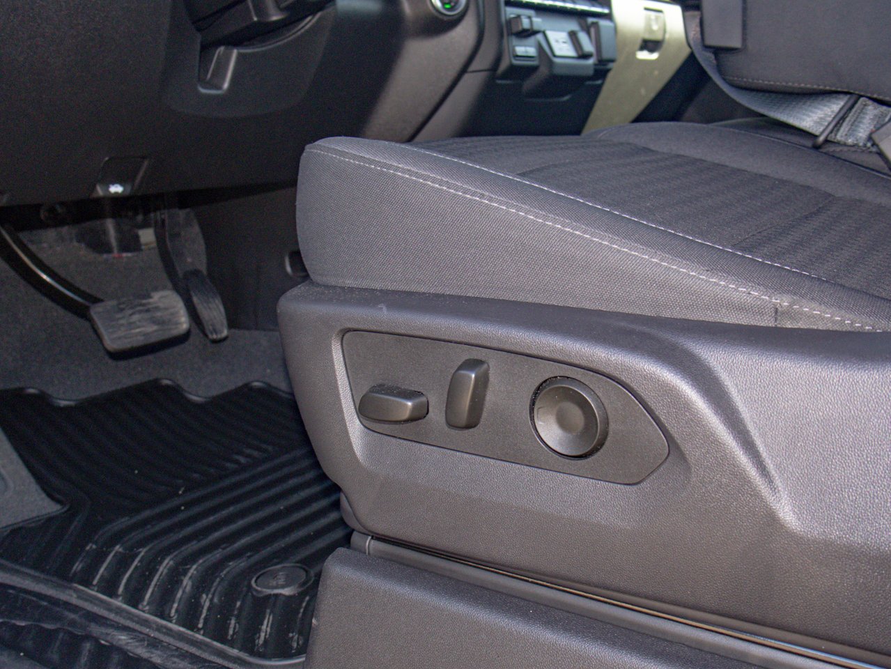2025 Chevrolet Silverado 2500HD 4WD Crew Cab 159 Custom Black Sherwood Park - photo #19