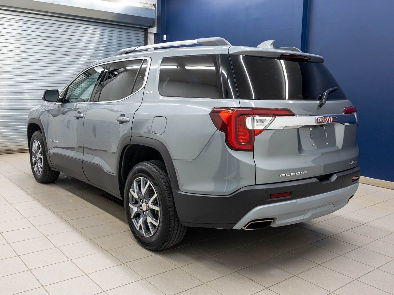 GMC Acadia SLT AWD *NAV* CUIR SIÈGES CHAUF HAYON ELECT BOSE 2023 Gris Saint-Jérôme - photo #4