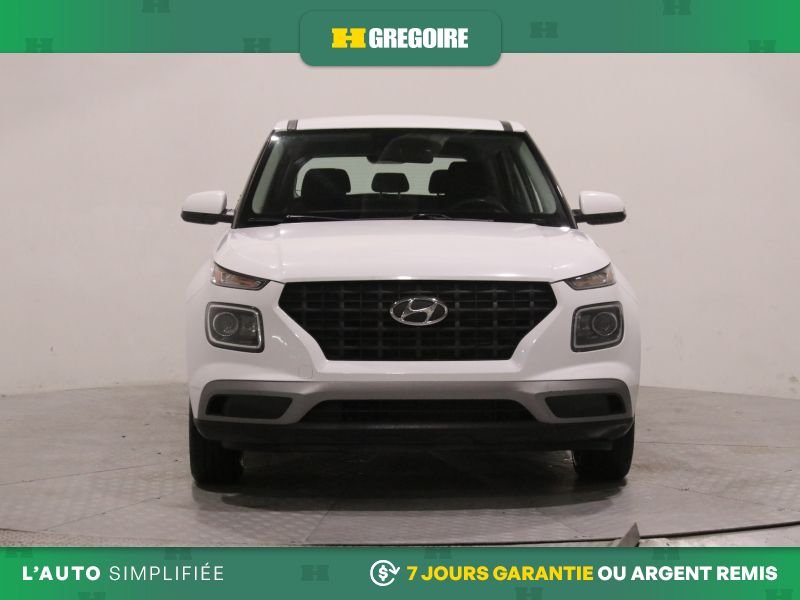 2022 Hyundai Venue White Saint-Léonard - photo #1