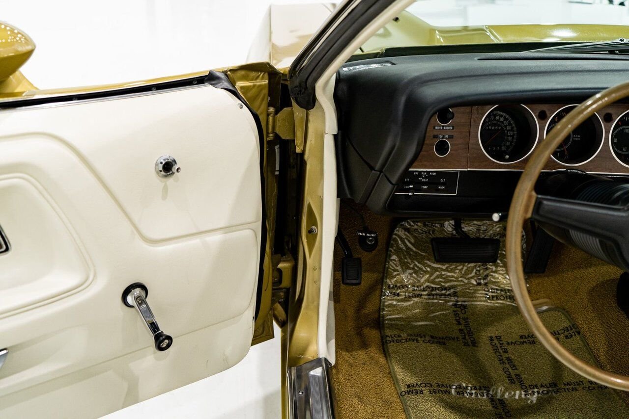 1971 Dodge Challenger *PRIX EN USD* Convertible Fully restored to desirable specifications Gold Montreal - photo #9