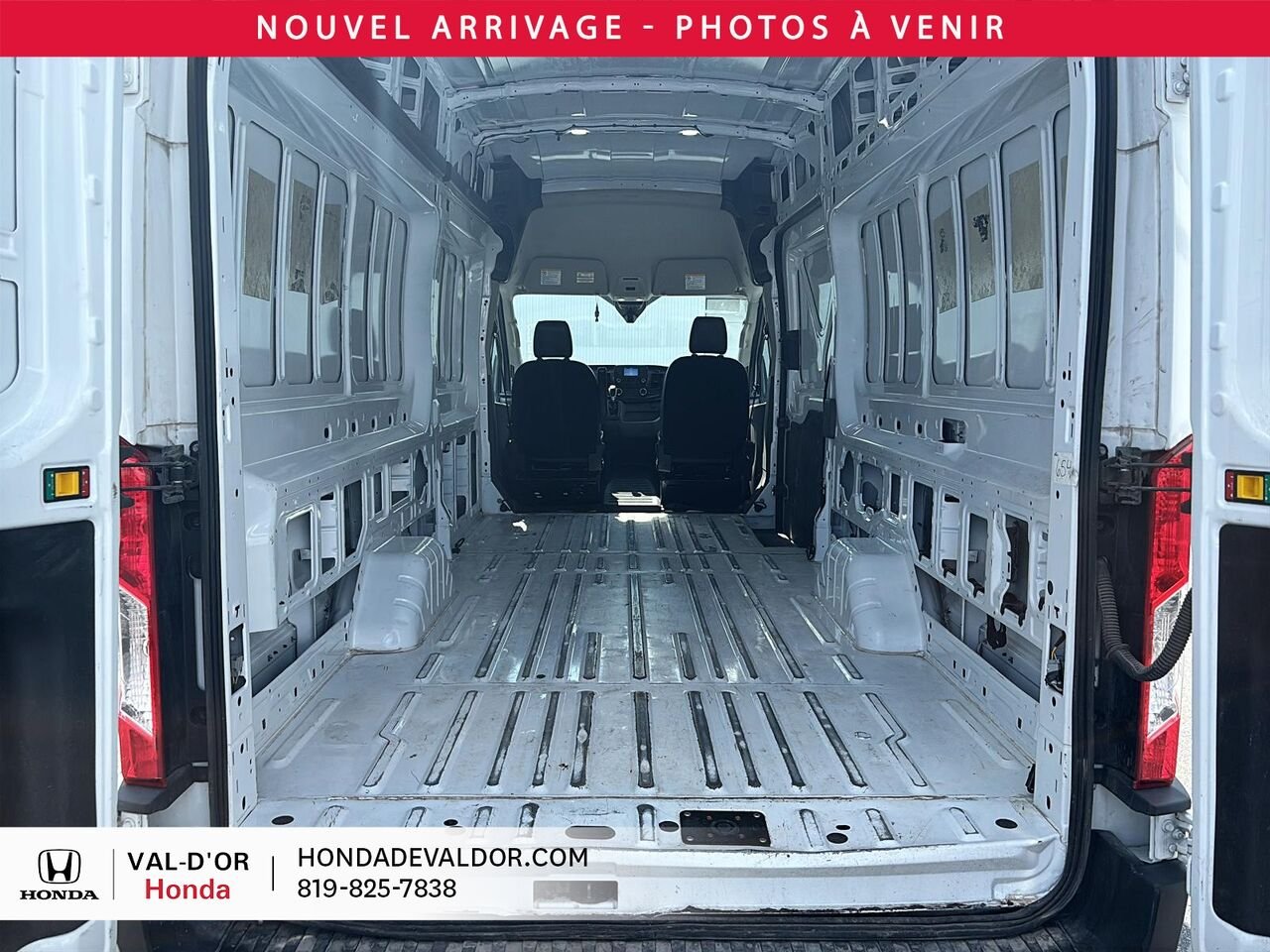 Ford Transit fourgon utilitaire T-250 EL TI toit surélevé 148 po PNBV de 9 070 lb 2025 Blanc Val-d'Or - photo #4