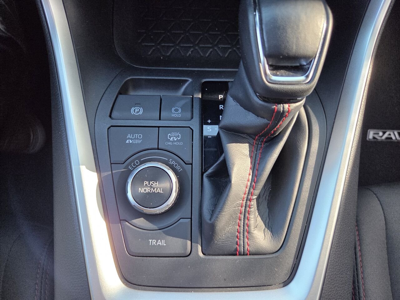 2024 Toyota RAV4 PRIME SE White Mont-Laurier - photo #17