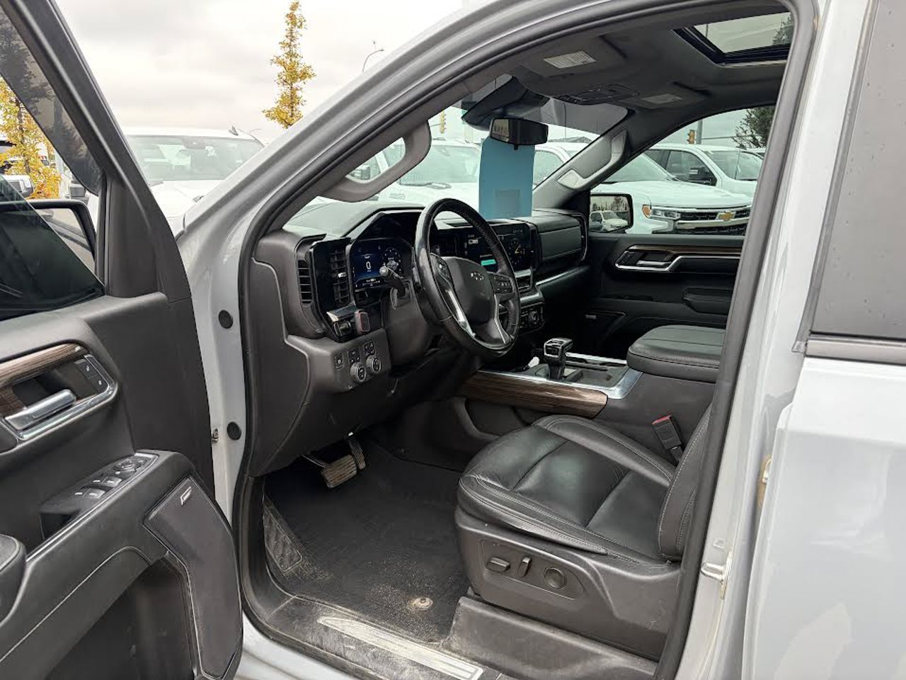 2024 Chevrolet Silverado 1500 4WD Crew Cab 147 RST Grey Sherwood Park - photo #5