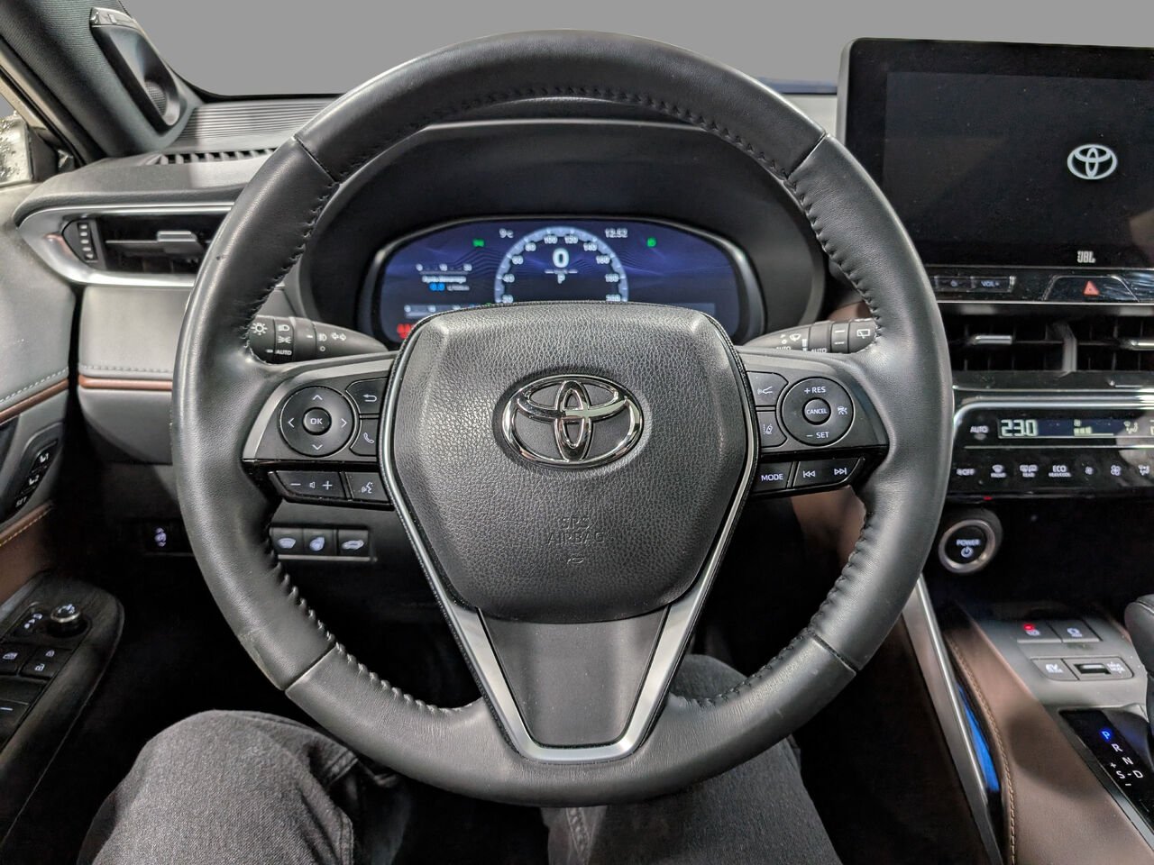 Toyota Venza Hybride LIMITED/AWD/SIÈGES CHAUFFANTS/TOIT PANORAMIQUE FIXE/VOLANT CHAUFFANT/BLUETOOTH/AC BIZONE 2023 Noir céleste Sherbrooke - photo #13