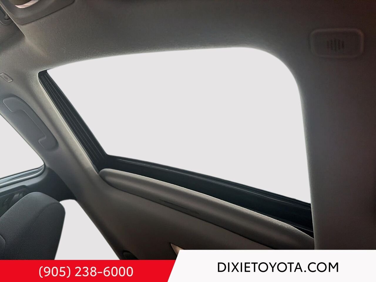 2024 Toyota Corolla Cross LE PREMIUM AWD / CLEAN CARFAX / HEATD SEATS / MOONROOF / ALLOY WHEELS / CARPLAY AND ANDROID AUTO Black Mississauga - photo #9