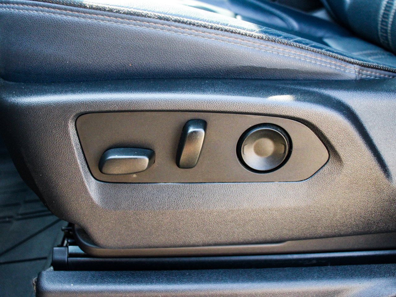 2023 Chevrolet Silverado 1500 4WD Crew Cab 147 High Country White Sherwood Park - photo #14