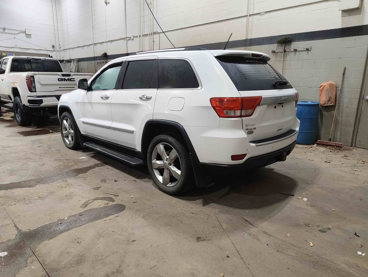 2013 Jeep Grand Cherokee 4WD 4dr Overland White Sherwood Park - photo #3