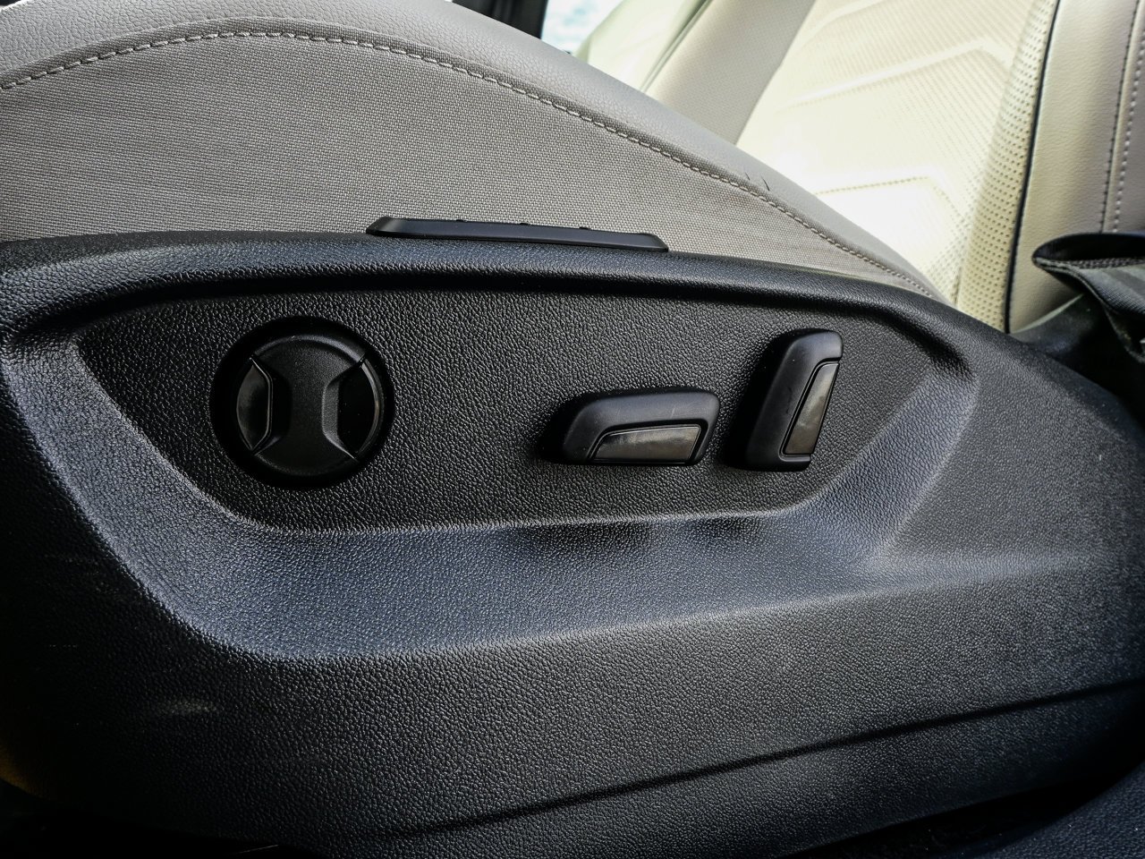 2024 Volkswagen Tiguan Highline R-Line 4MOTION White Sherwood Park - photo #17