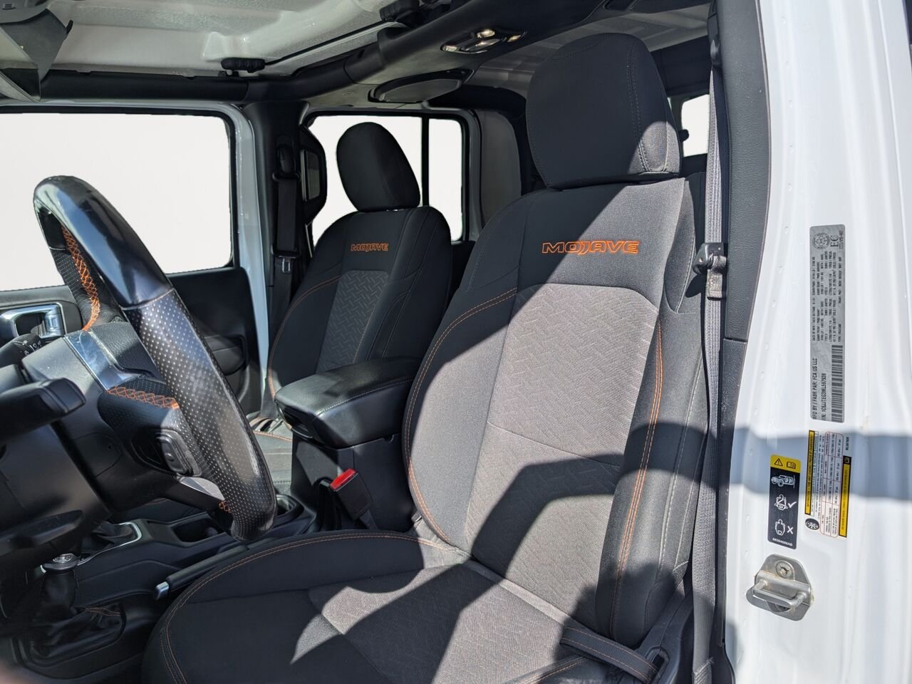 Jeep Gladiator MOJAVE 4X4 / SIÈGES CHAUFFANTS/VOLANT CHAUFFANT/MARCHEPIEDS/AC BIZONE/CAMÉRA DE RECUL/BLUETOOTH 2021 Blanc Sherbrooke - photo #6
