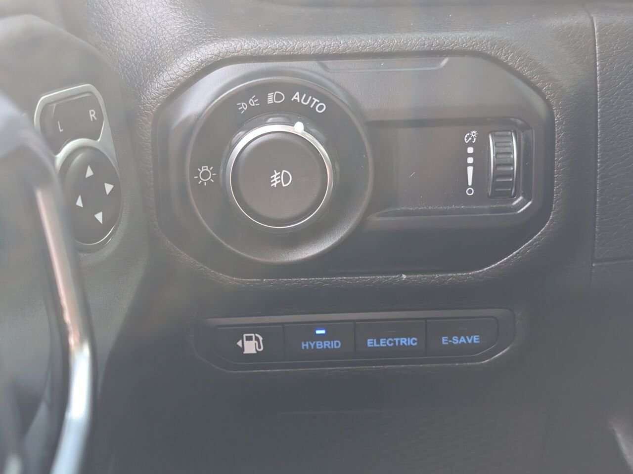 Jeep Wrangler 4xe SAHARA 4XE/SIÈGES EN CUIR/AC BIZONE/CAMÉRA DE RECUL/MACHEPIEDS 2023 Argent Sherbrooke - photo #12
