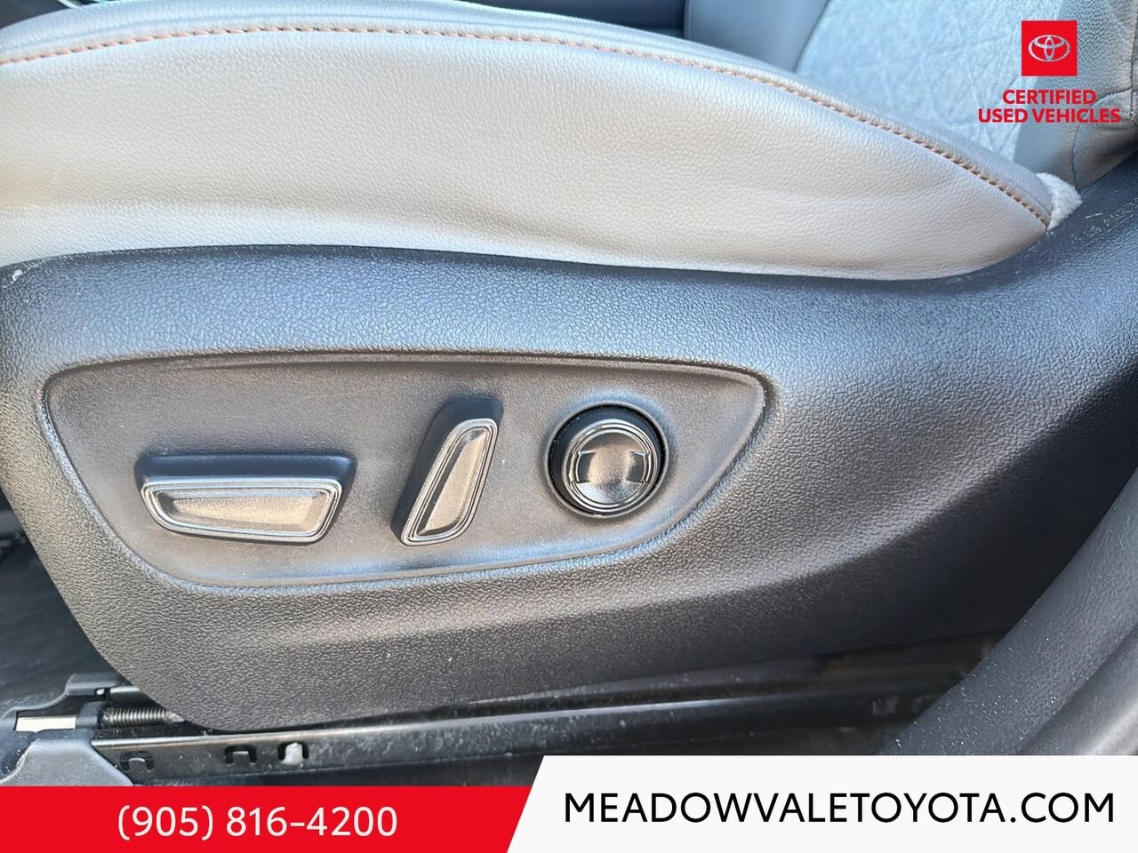 2023 Toyota HIGHLANDER New tires, Satin Bronze 18" Wheels, Running Boards, 2nd Row Captain Chairs Cement Mississauga - photo #9