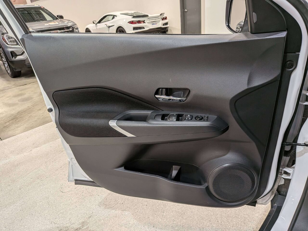 Nissan Kicks Play SV FWD 2025 Blanc Mirabel - photo #29