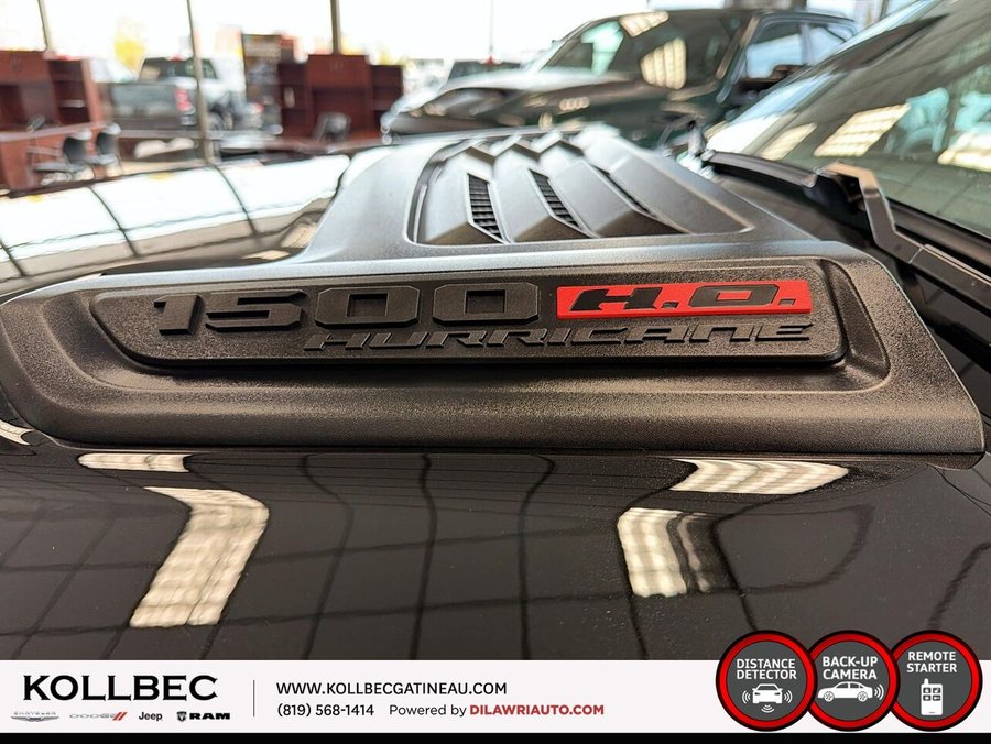 RAM 1500 Limited cabine d'équipe 4x4 caisse de 5 pi 7 po 2026 Couche nacrée cristal noir étincelant