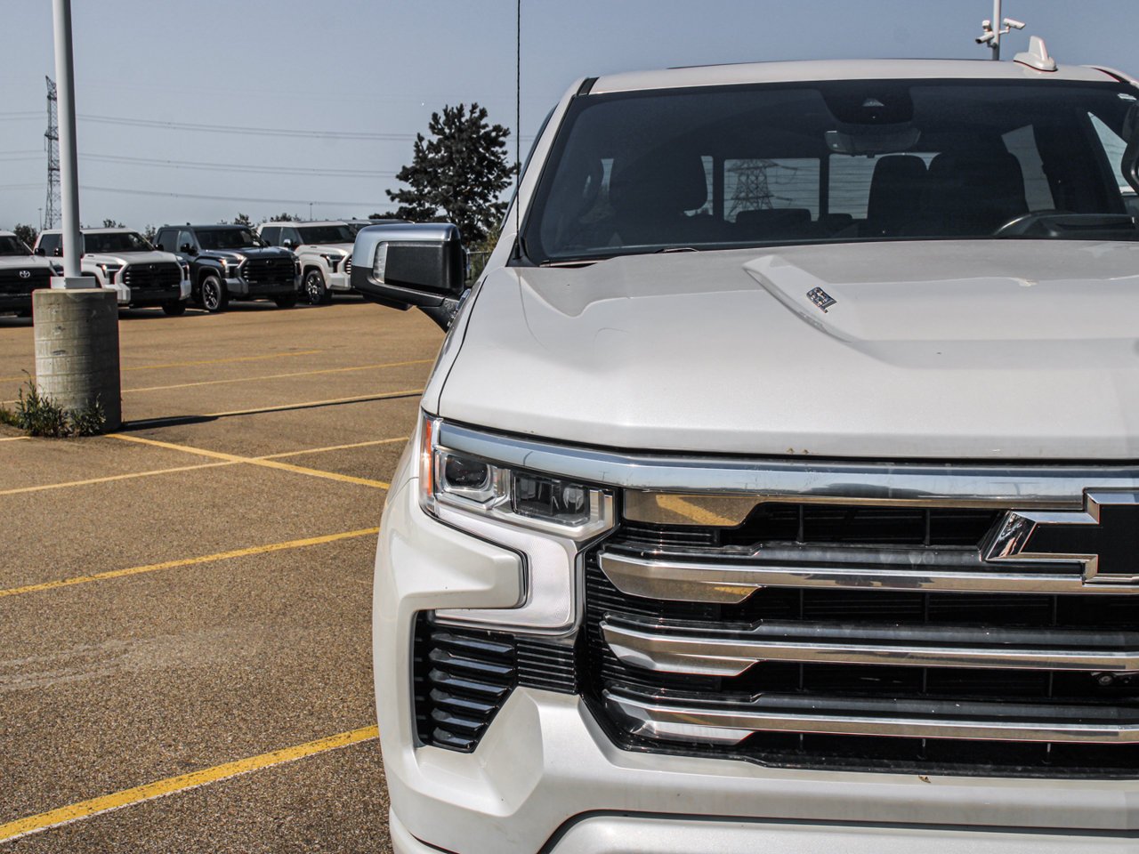 2023 Chevrolet Silverado 1500 4WD Crew Cab 147 High Country White Sherwood Park - photo #10