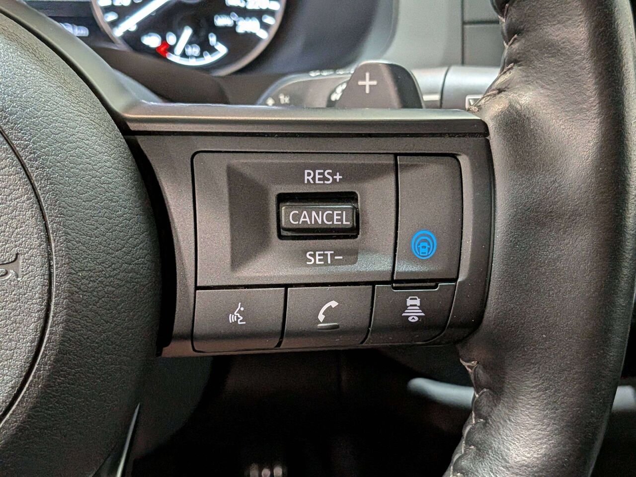 2024 Nissan Pathfinder S 4WD Black Val-David - photo #16