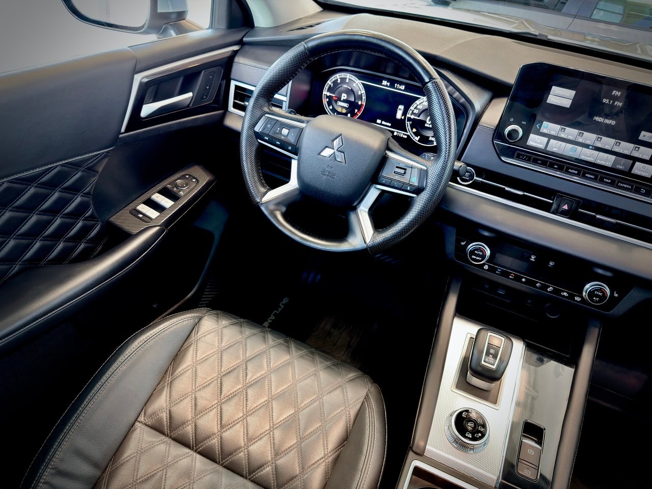 2023 Mitsubishi Outlander gray Notre-Dame-des-Prairies - photo #16