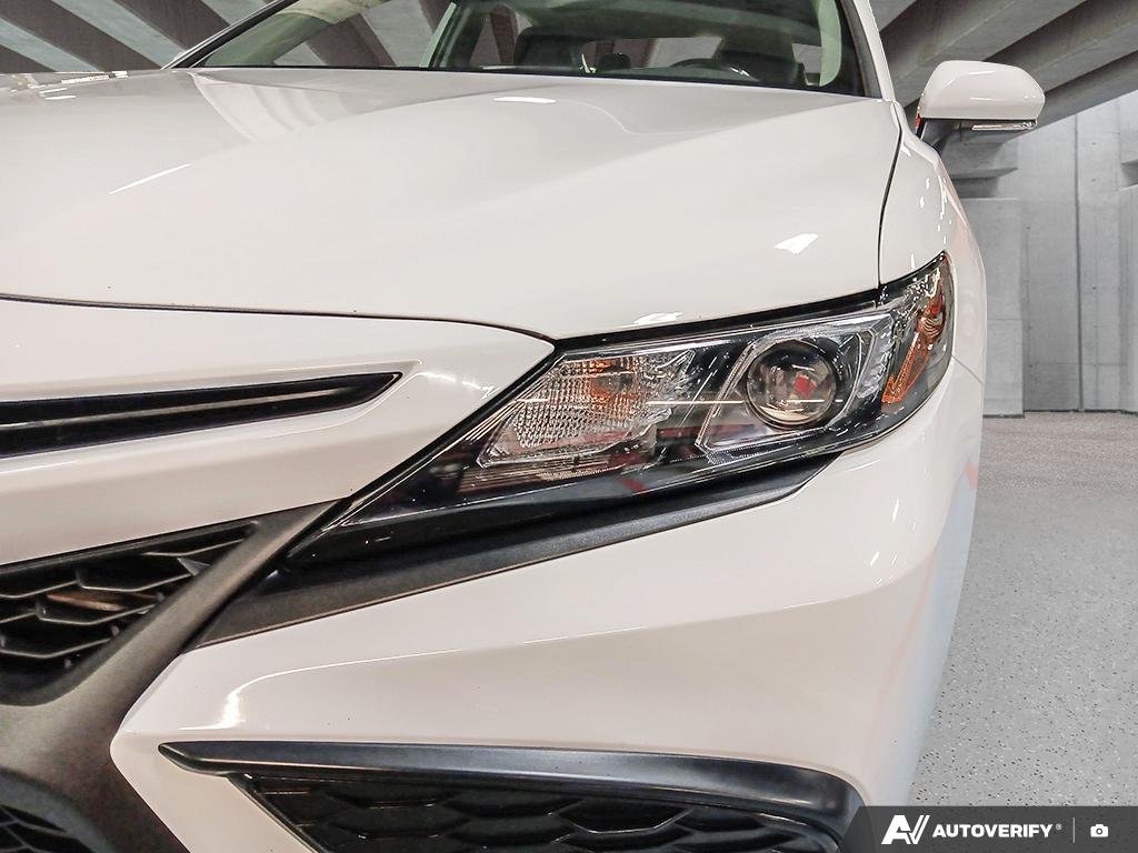 2021 Toyota Camry 2602151A | Hybrid SE White Edmonton - photo #7